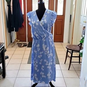 Ann taylor floral wrap dress size 16 in blue and white.